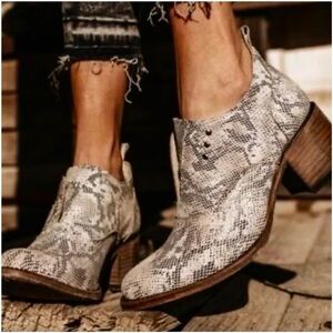 Freebird ‘Sadie’ Beige Snakeskin Embossed Leather Heeled Oxfords, Size 8